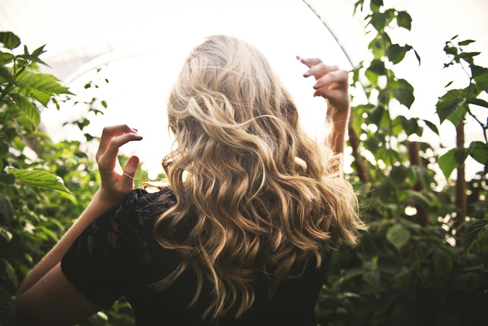 Inspiration: langes blondes Haar mit sanften Wellen in natürlichem Licht