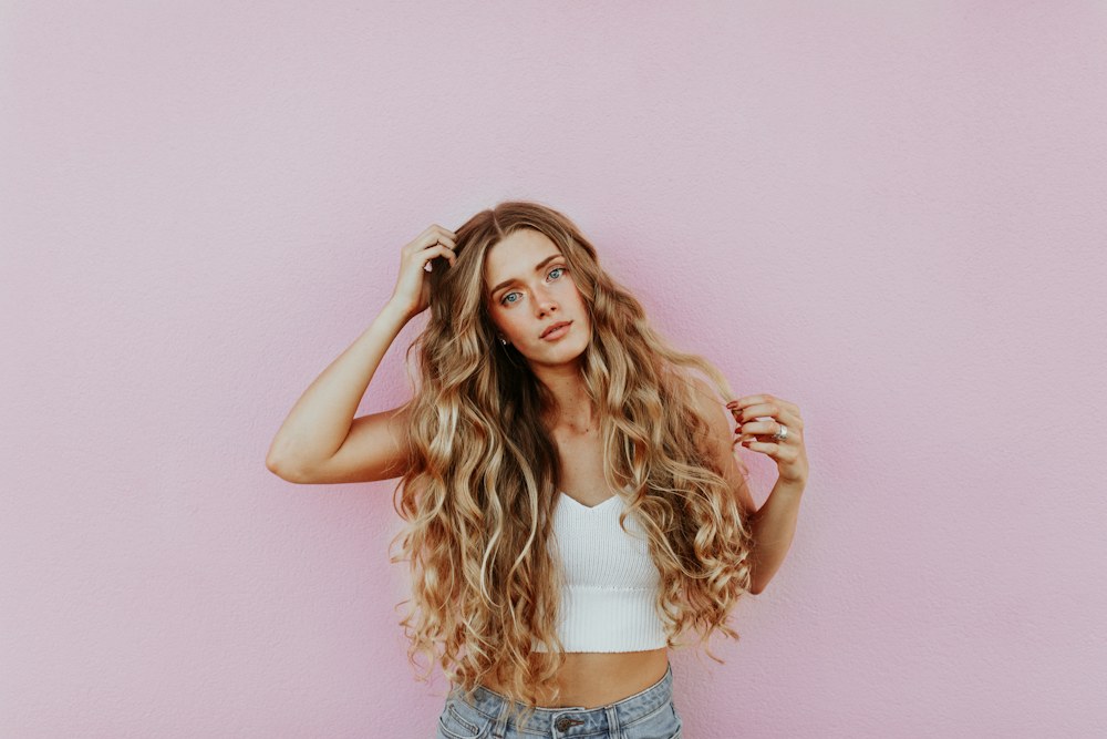 Inspiration: Lange blonde Wellen vor rosafarbenem Hintergrund
