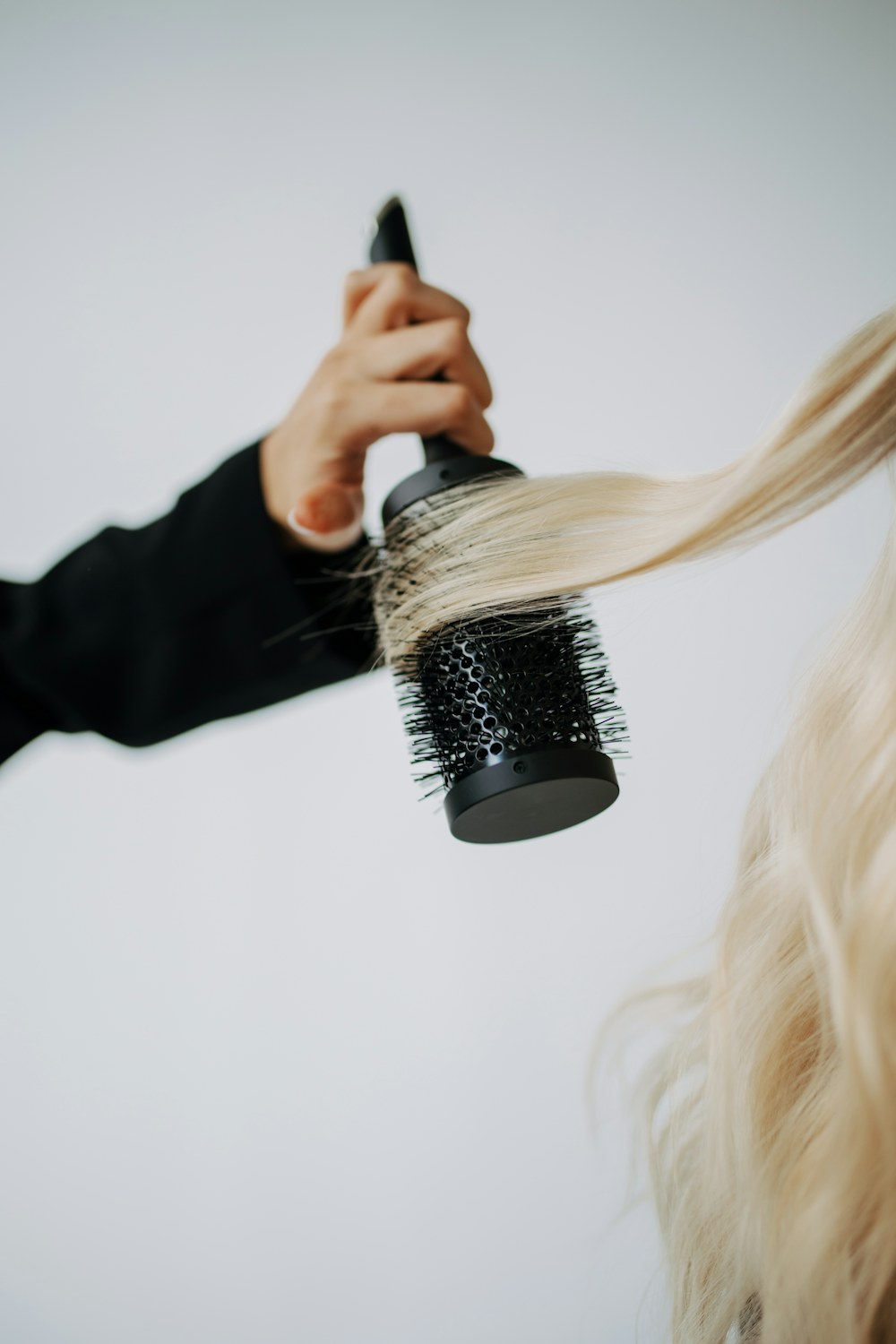 Inspirationsmotiv: blondes Haar wird mit einer Rundbürste geföhnt